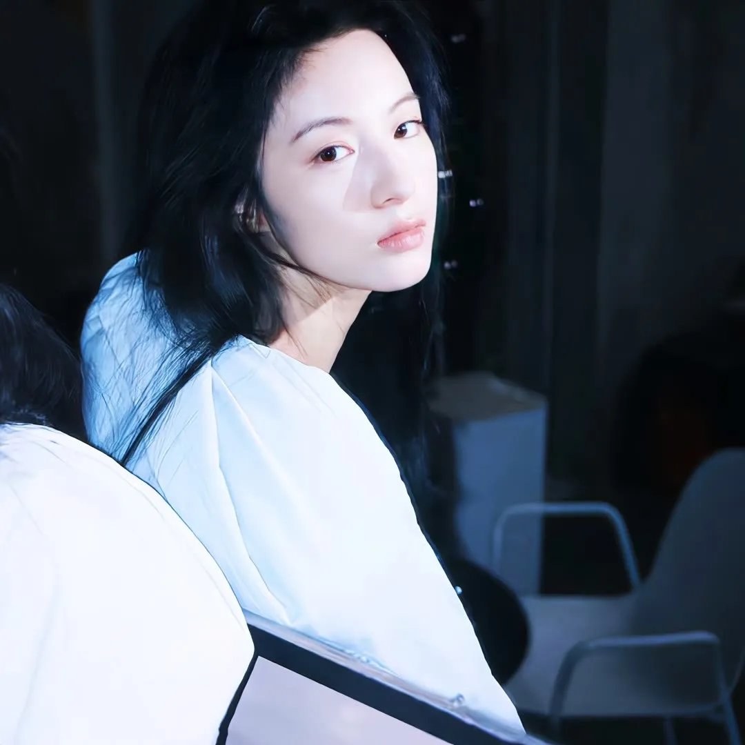 照片里的伴娘